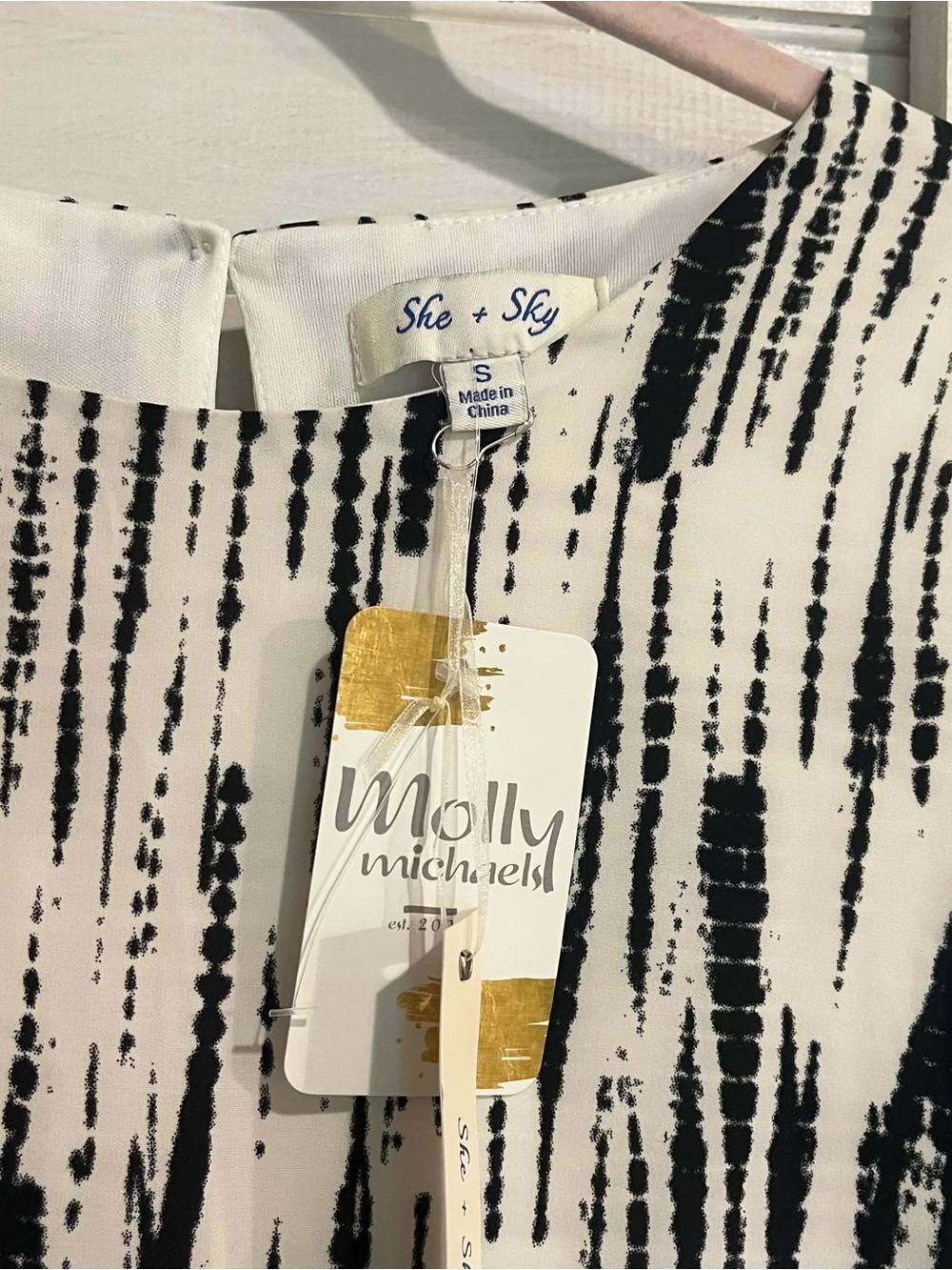 She + Sky Black and White Short Sleeve Shift Dress - Picture 3 of 3